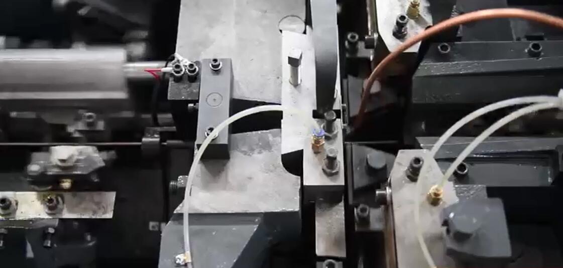 Máquina para fabricar pregos de aço de alta velocidade série LT